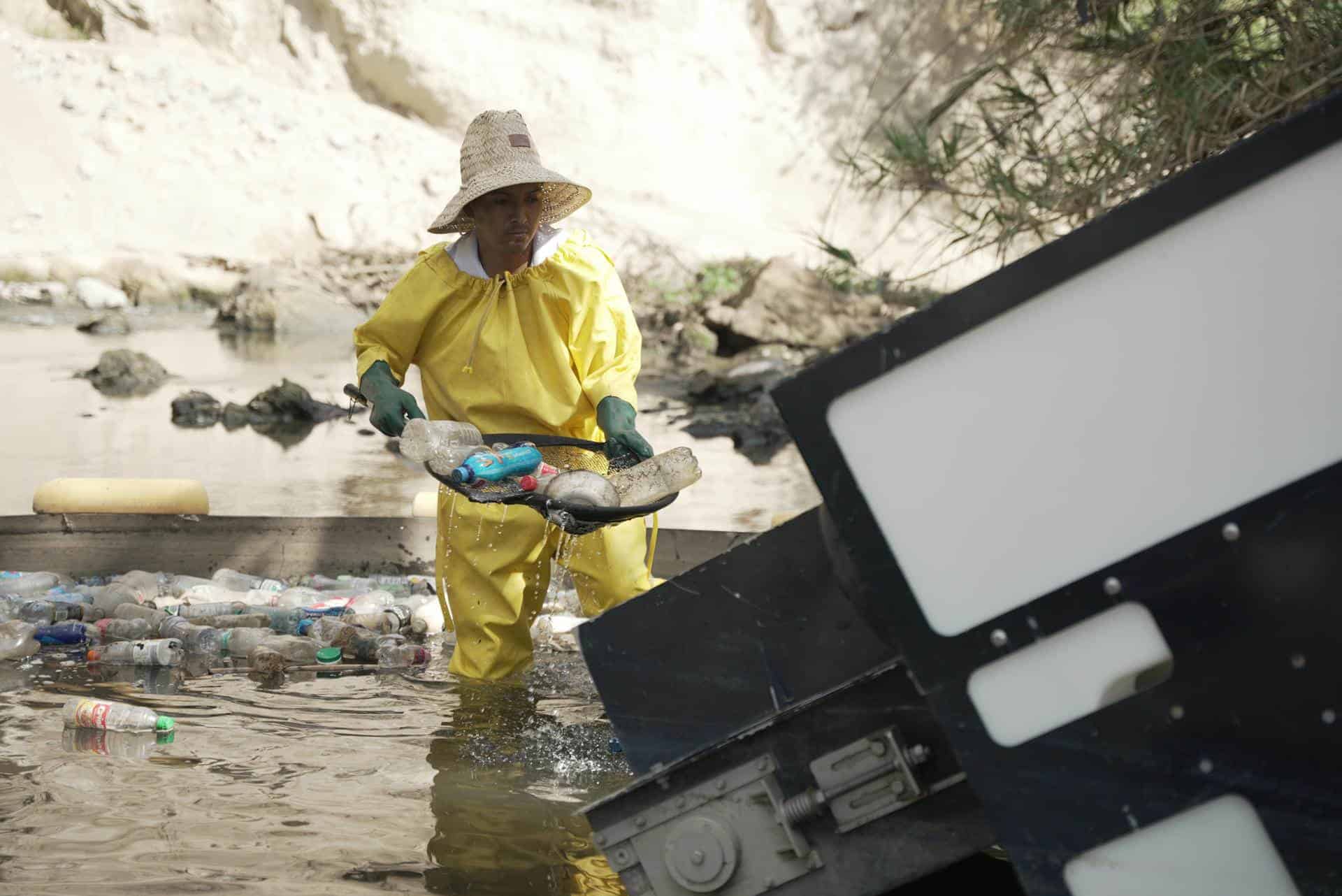 Galápagos Guardians: tecnología y educación para erradicar plásticos de ríos de Ecuador