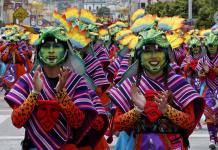 Con un colorido desfile, la ciudad colombiana de Pasto canta a la tierra en su Carnaval