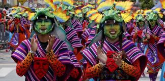 Con un colorido desfile, la ciudad colombiana de Pasto canta a la tierra en su Carnaval