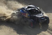 El español Carlos Sainz, vigente campeón en coches, abandona el Dakar-2025