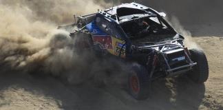 El español Carlos Sainz, vigente campeón en coches, abandona el Dakar-2025