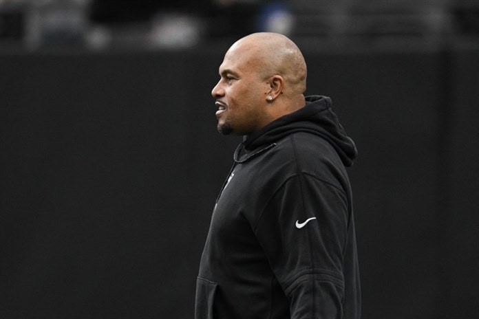 Los Raiders, de NFL, despiden al entrenador Antonio Pierce después de campaña perdedora