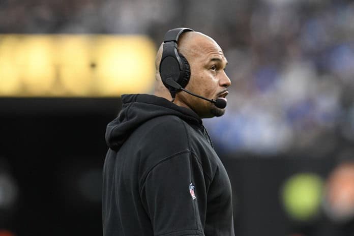 Los Raiders, de NFL, despiden al entrenador Antonio Pierce después de campaña perdedora