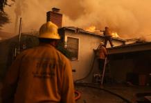 Los hidrantes de Los Ángeles se secan en combate contra las llamas