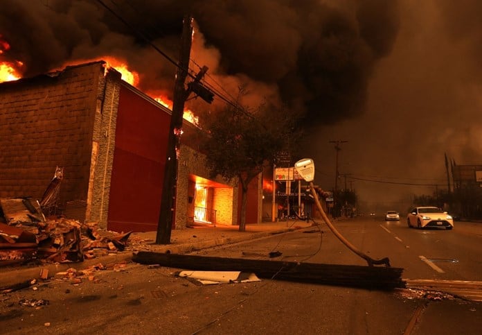 Los hidrantes de Los Ángeles se secan en combate contra las llamas