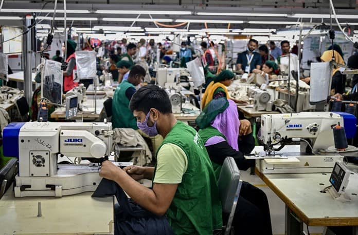 La industria textil de Bangladés se relanza pero la precariedad de sus trabajadores continúa