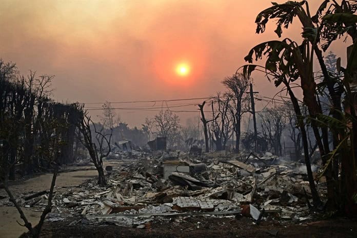 Comunidades enteras son arrasadas por voraces incendios que acechan Los Ángeles