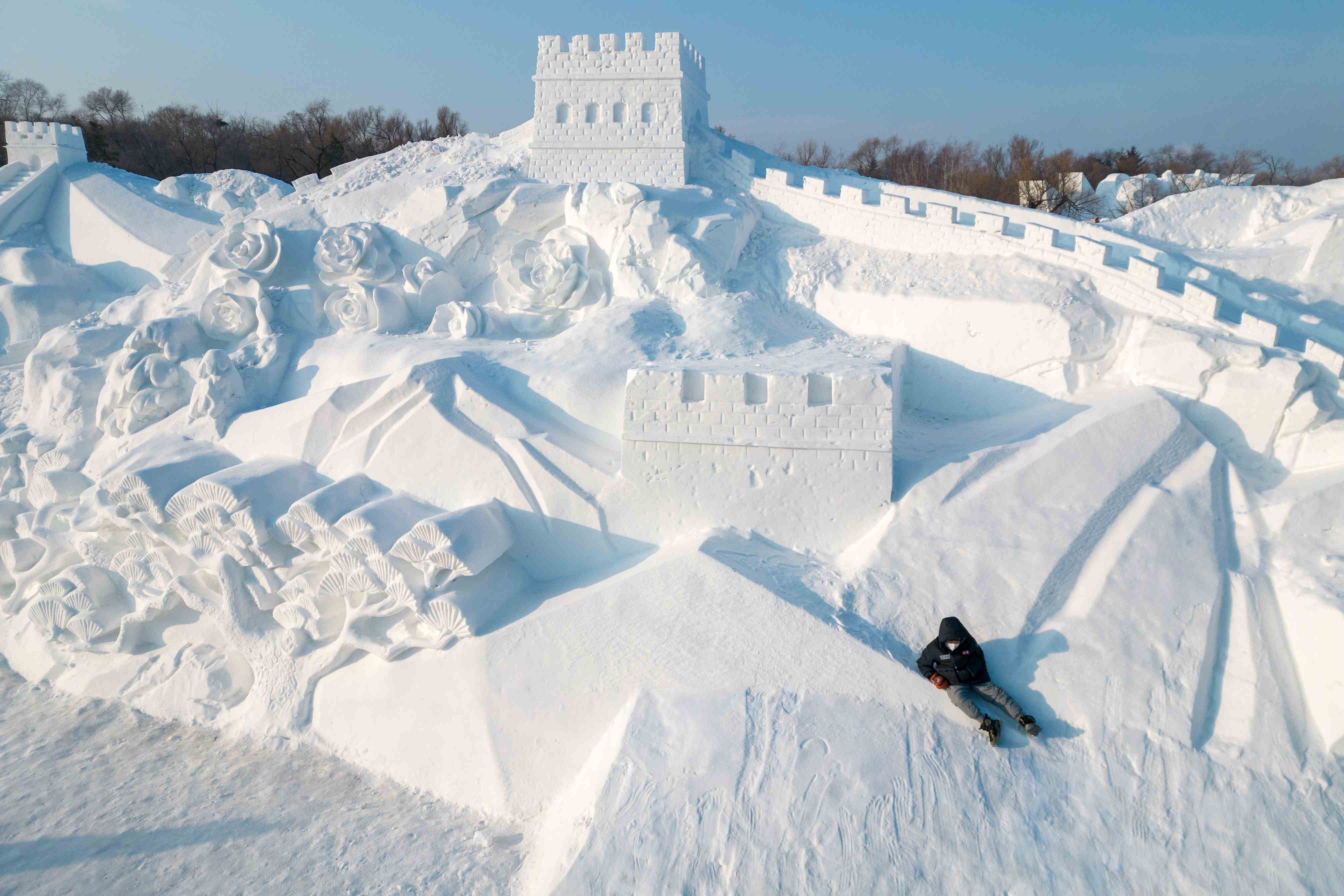 Más de 1 millón de personas en 20 días visita parque temático de hielo y nieve más grande del mundo en ciudad china de Harbin