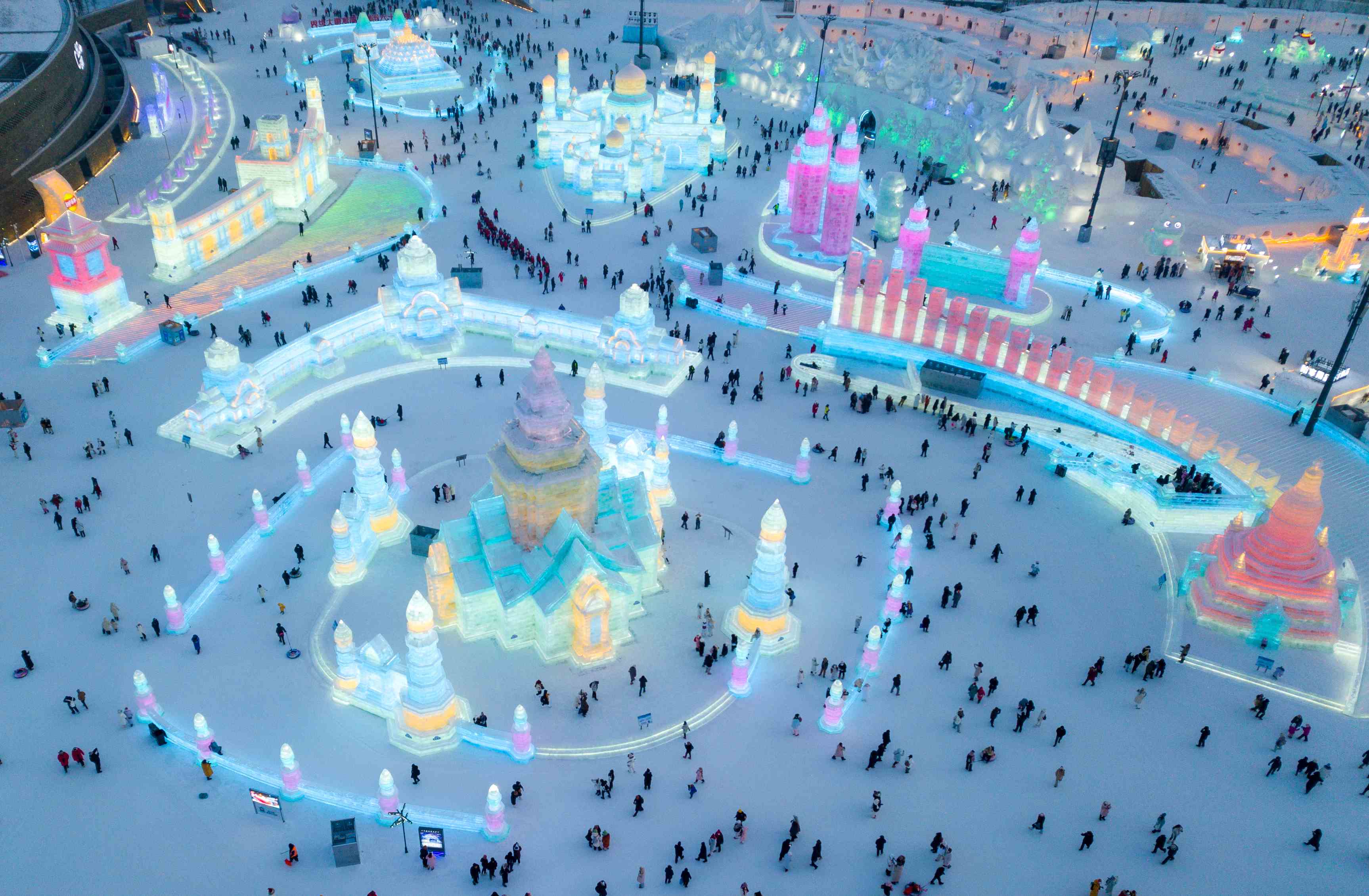 Más de 1 millón de personas en 20 días visita parque temático de hielo y nieve más grande del mundo en ciudad china de Harbin