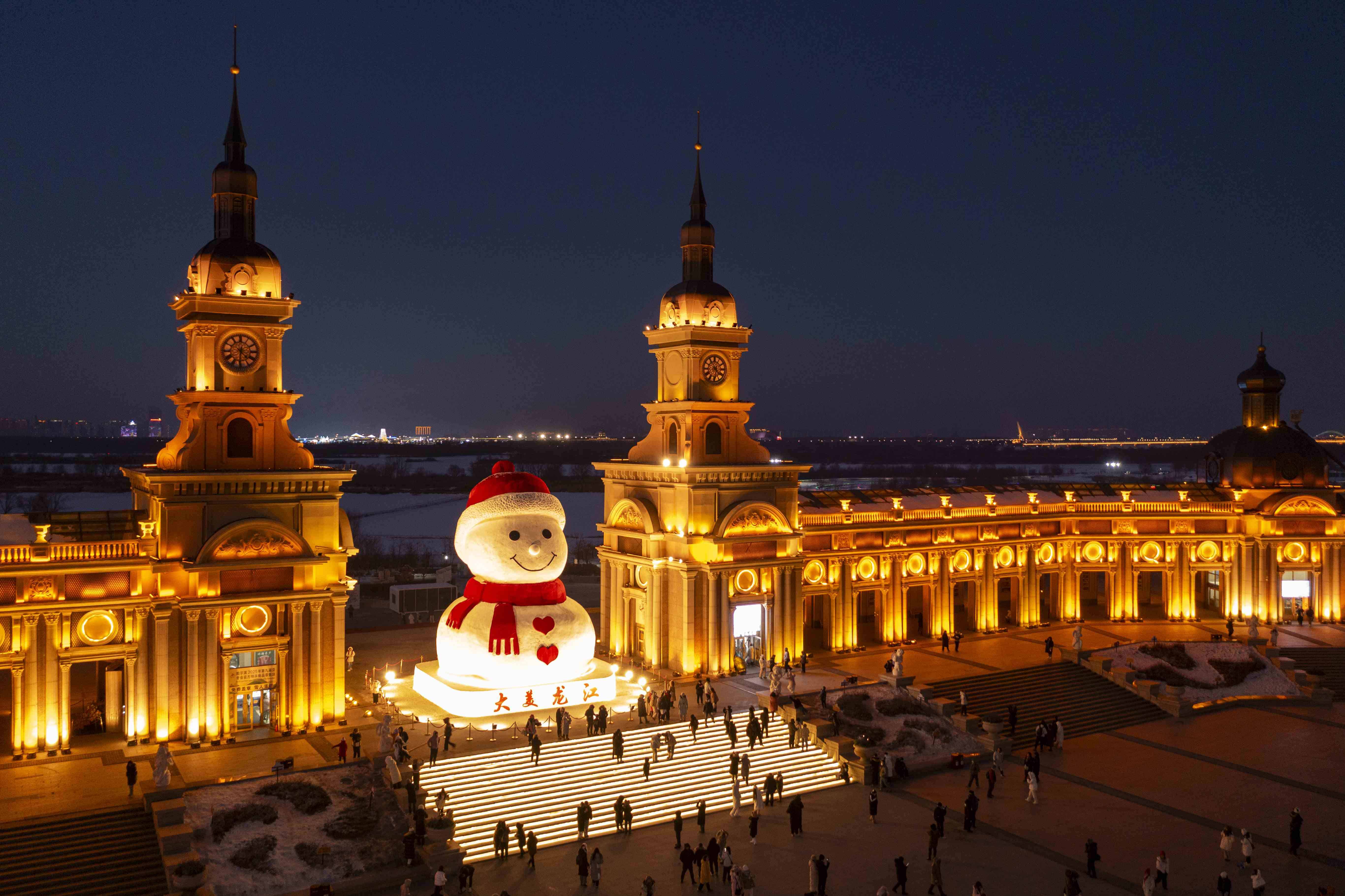 Más de 1 millón de personas en 20 días visita parque temático de hielo y nieve más grande del mundo en ciudad china de Harbin