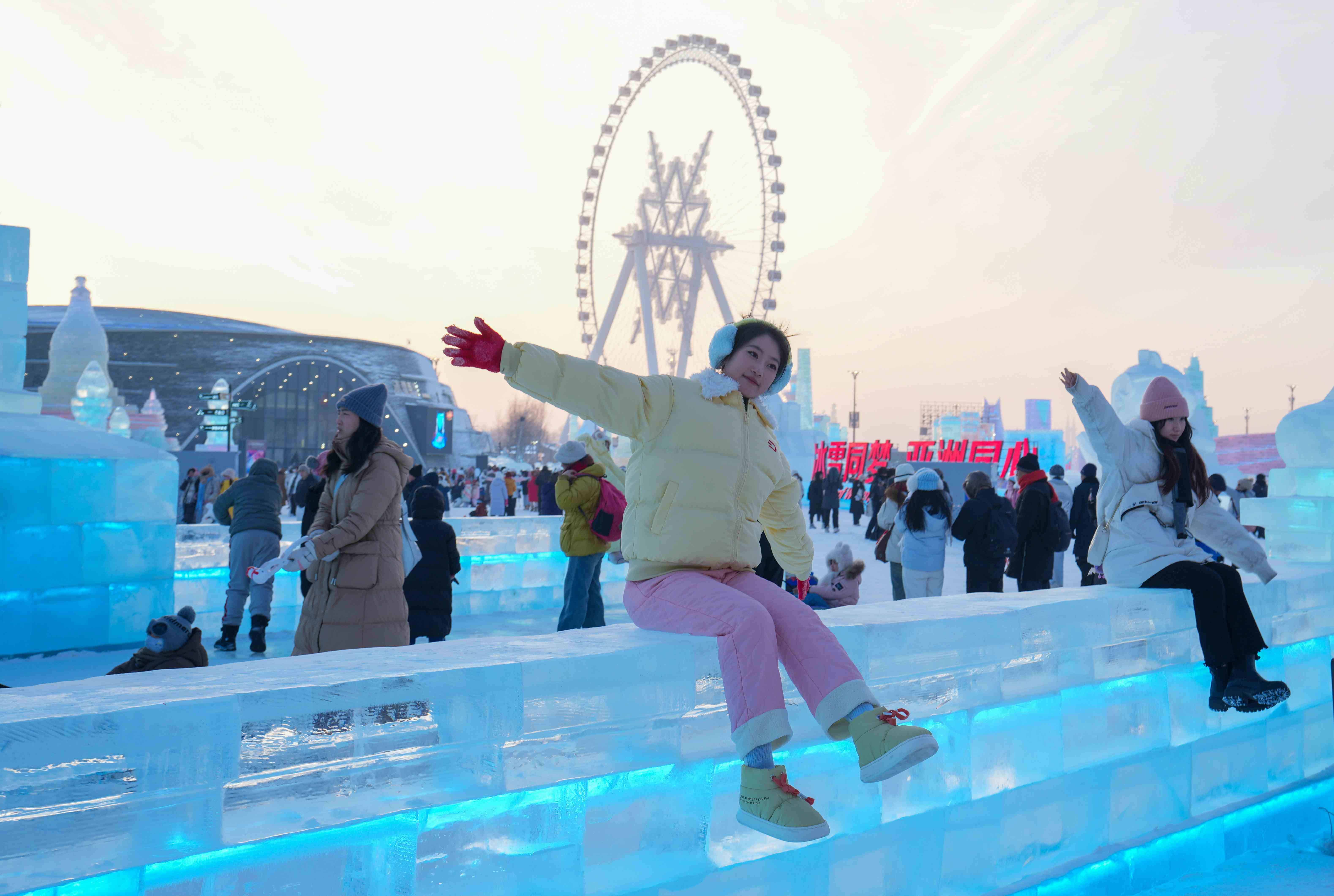 Más de 1 millón de personas en 20 días visita parque temático de hielo y nieve más grande del mundo en ciudad china de Harbin