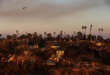 Mercado inmobiliario explota a desplazados por incendios de Los Ángeles