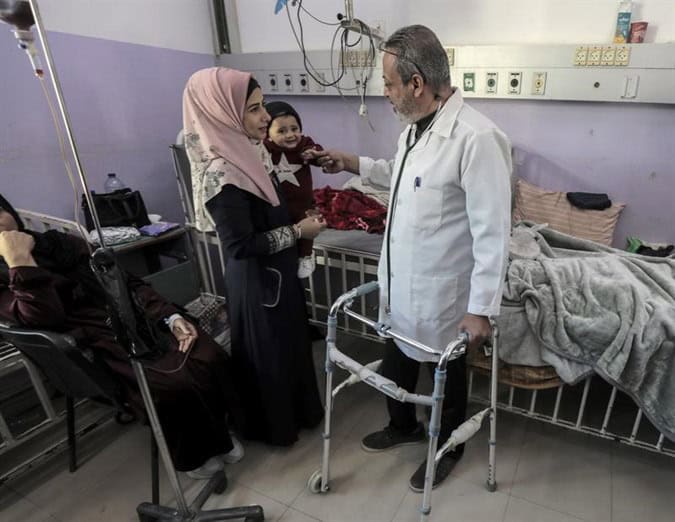 Un médico de Gaza sigue atendiendo a heridos pese a haber perdido una pierna en un bombardeo