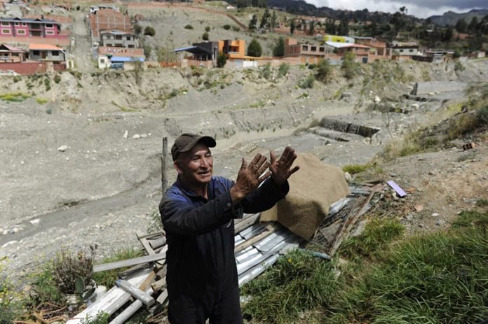 Vivir al borde del desastre en casas construidas en laderas peligrosas en Bolivia