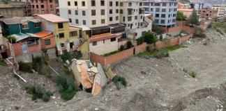 Vivir al borde del desastre en casas construidas en laderas peligrosas en Bolivia