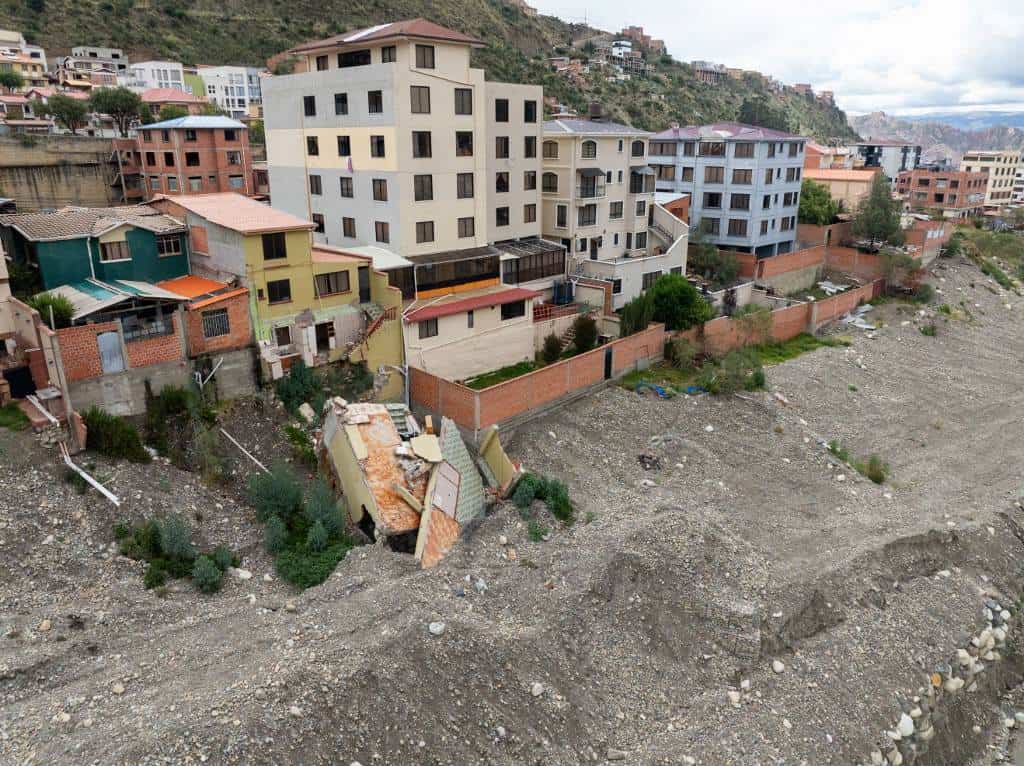 Vivir al borde del desastre en casas construidas en laderas peligrosas en Bolivia