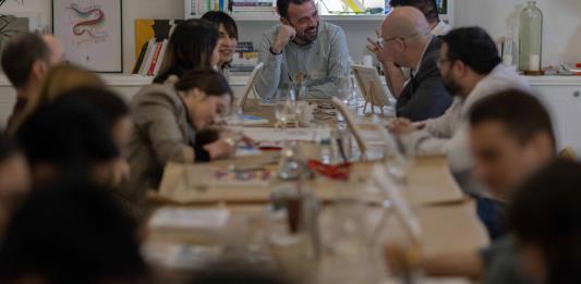 Cansada de las aplicaciones de citas, la generación Z vuelve al cara a cara