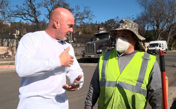 Voluntarios limpian de escombros la exclusiva Palisades tras incendios de Los Ángeles