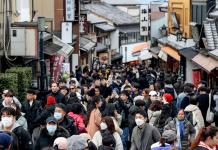 El turismo masivo obliga a trabajadores japoneses a alojarse en hoteles cápsula