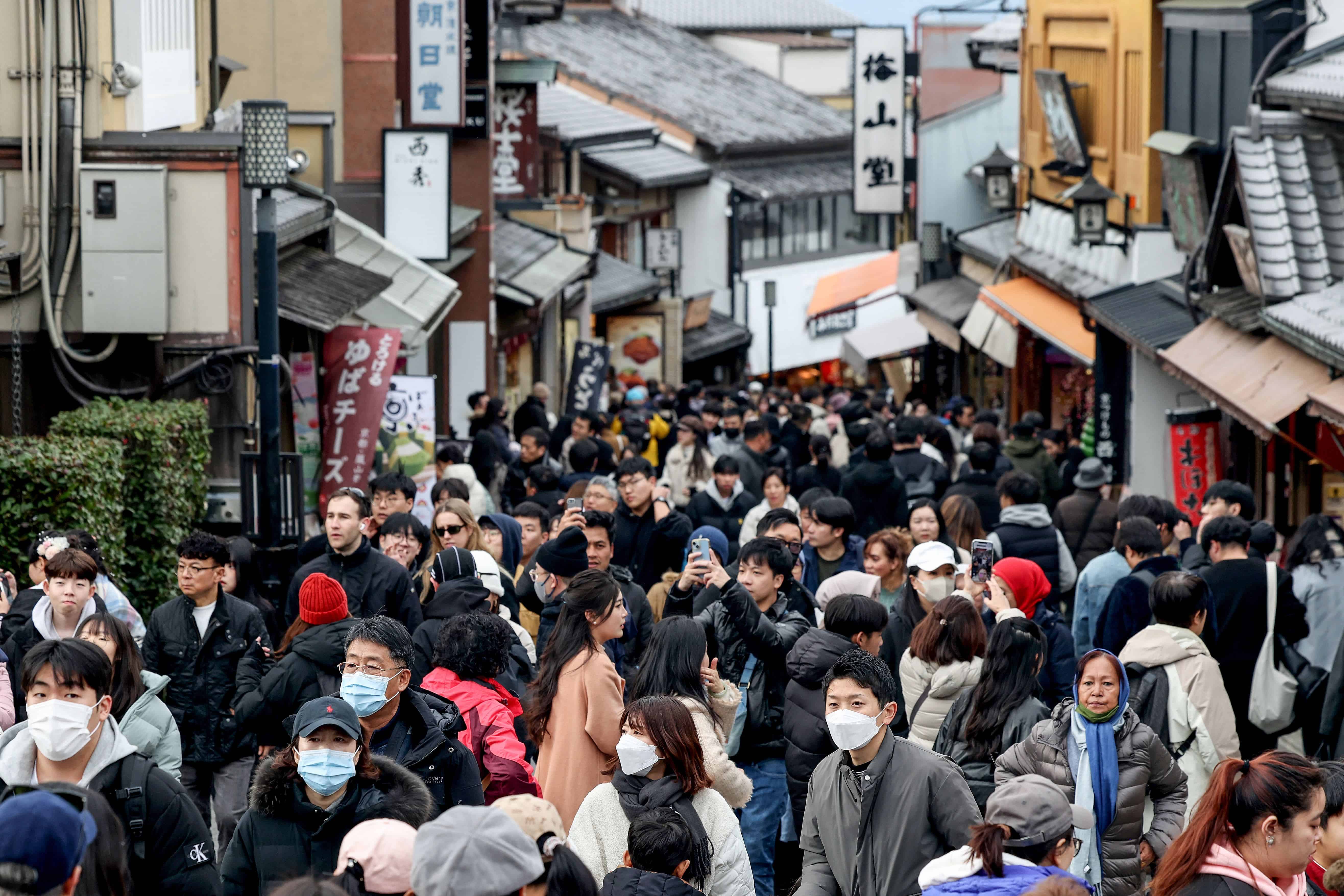 El turismo masivo obliga a trabajadores japoneses a alojarse en hoteles cápsula