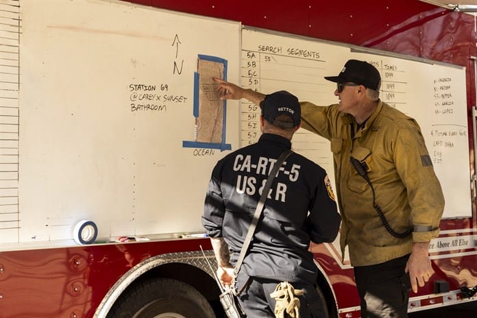 Voluntarios limpian de escombros la exclusiva Palisades tras incendios de Los Ángeles