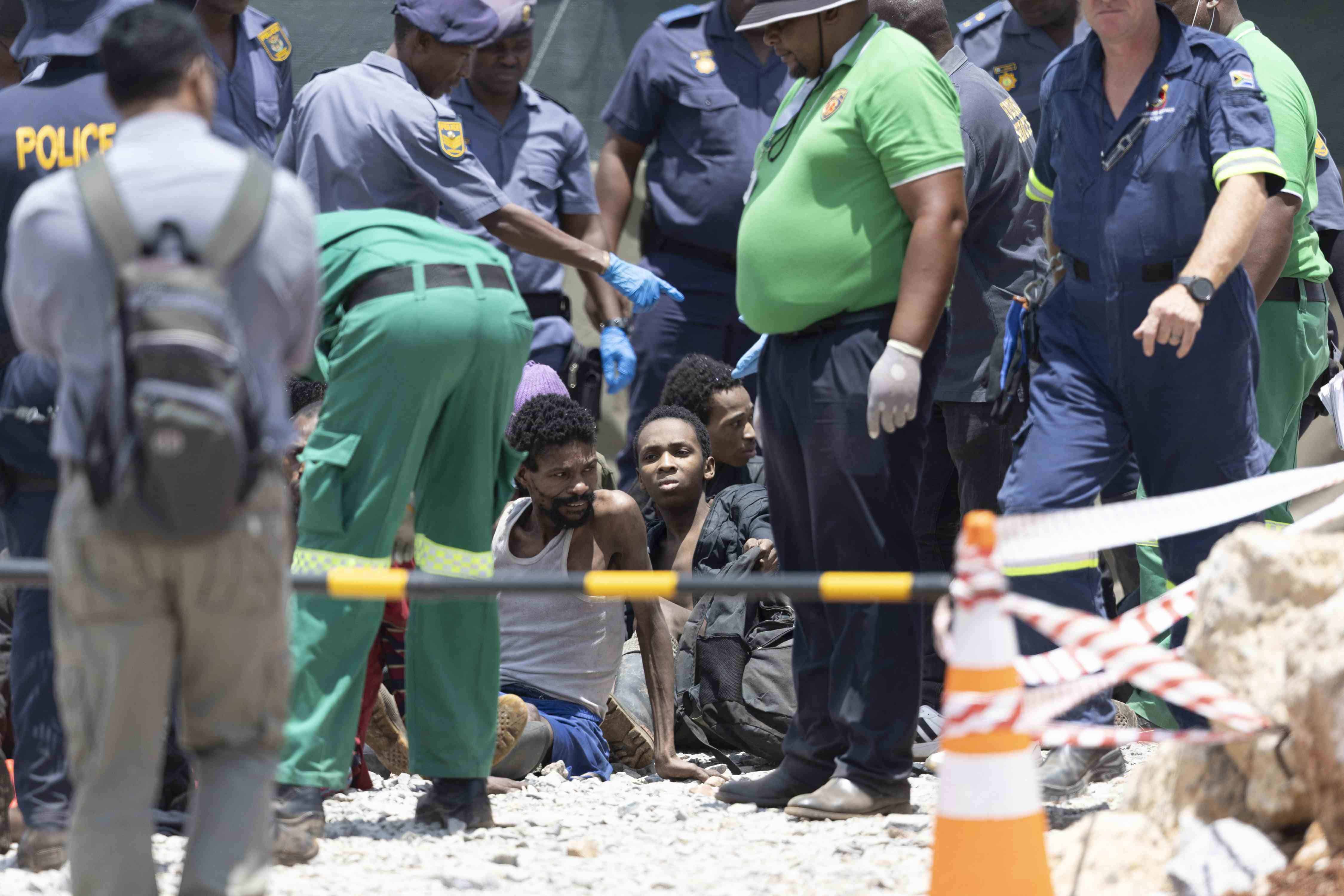 Sube a 78 el balance de muertos en una mina abandonada de Sudáfrica