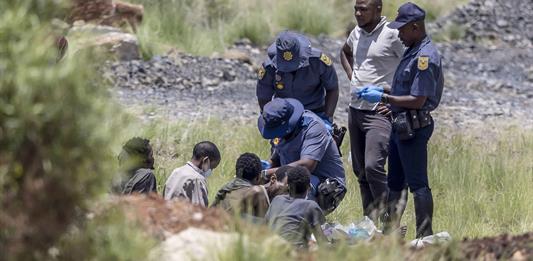 Detienen a casi 200 personas en operación transfronteriza contra extracción ilegal de oro