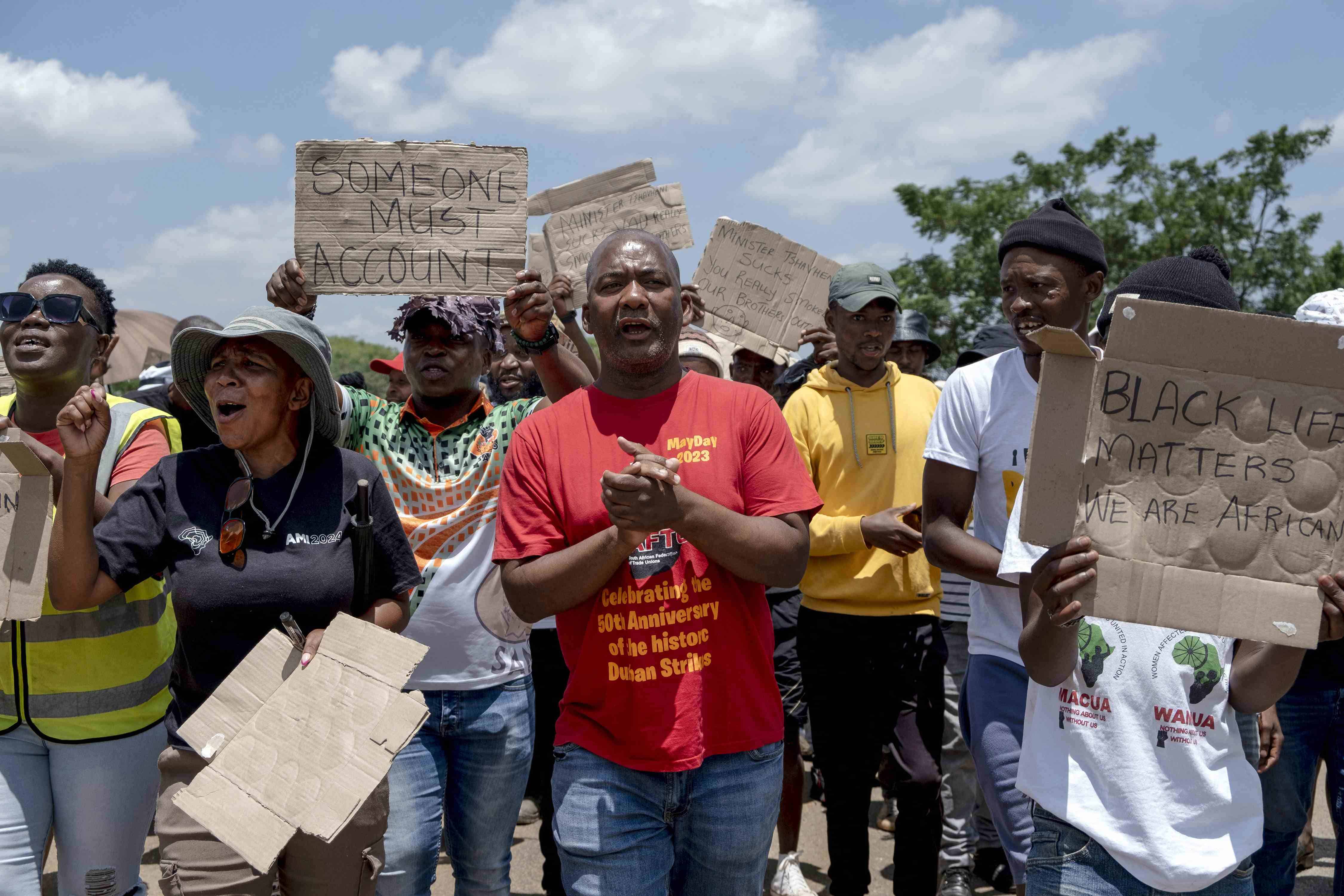 Sube a 78 el balance de muertos en una mina abandonada de Sudáfrica