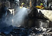 Voluntarios limpian de escombros la exclusiva Palisades tras incendios de Los Ángeles