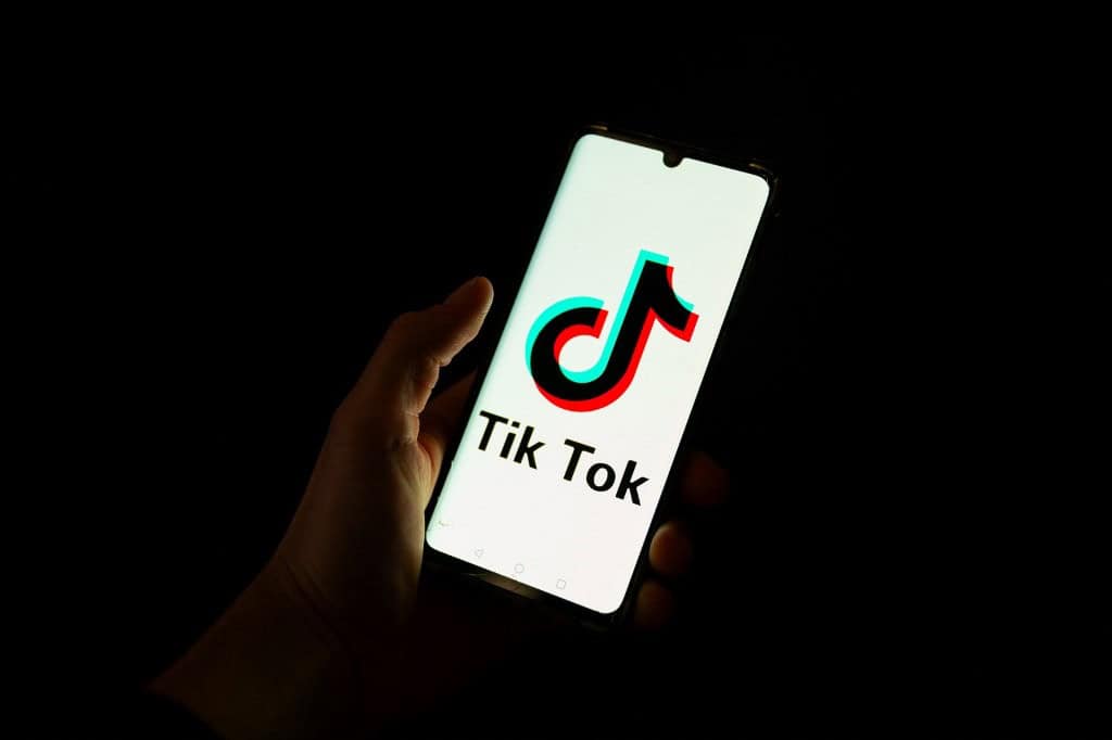 Trump propone dividir propiedad de TikTok, que restablece el servicio