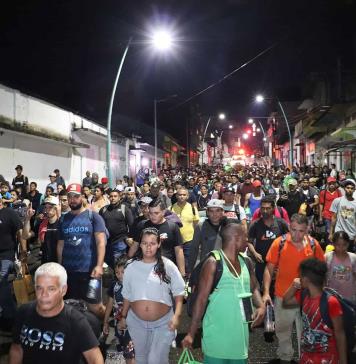 Caravana migrante parte del sur de México hacia la capital tras arresto de activista