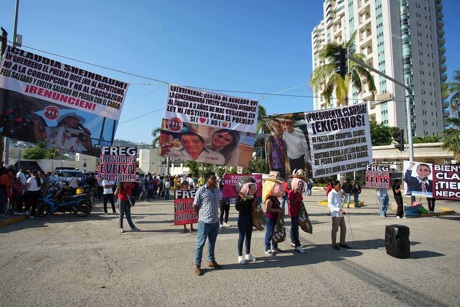 Maestros y damnificados por huracanes protestan en la visita de Sheinbaum a Acapulco