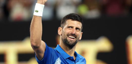 Djokovic echa mano a su veteranía para superar a Alcaraz y meterse en semis de Australia