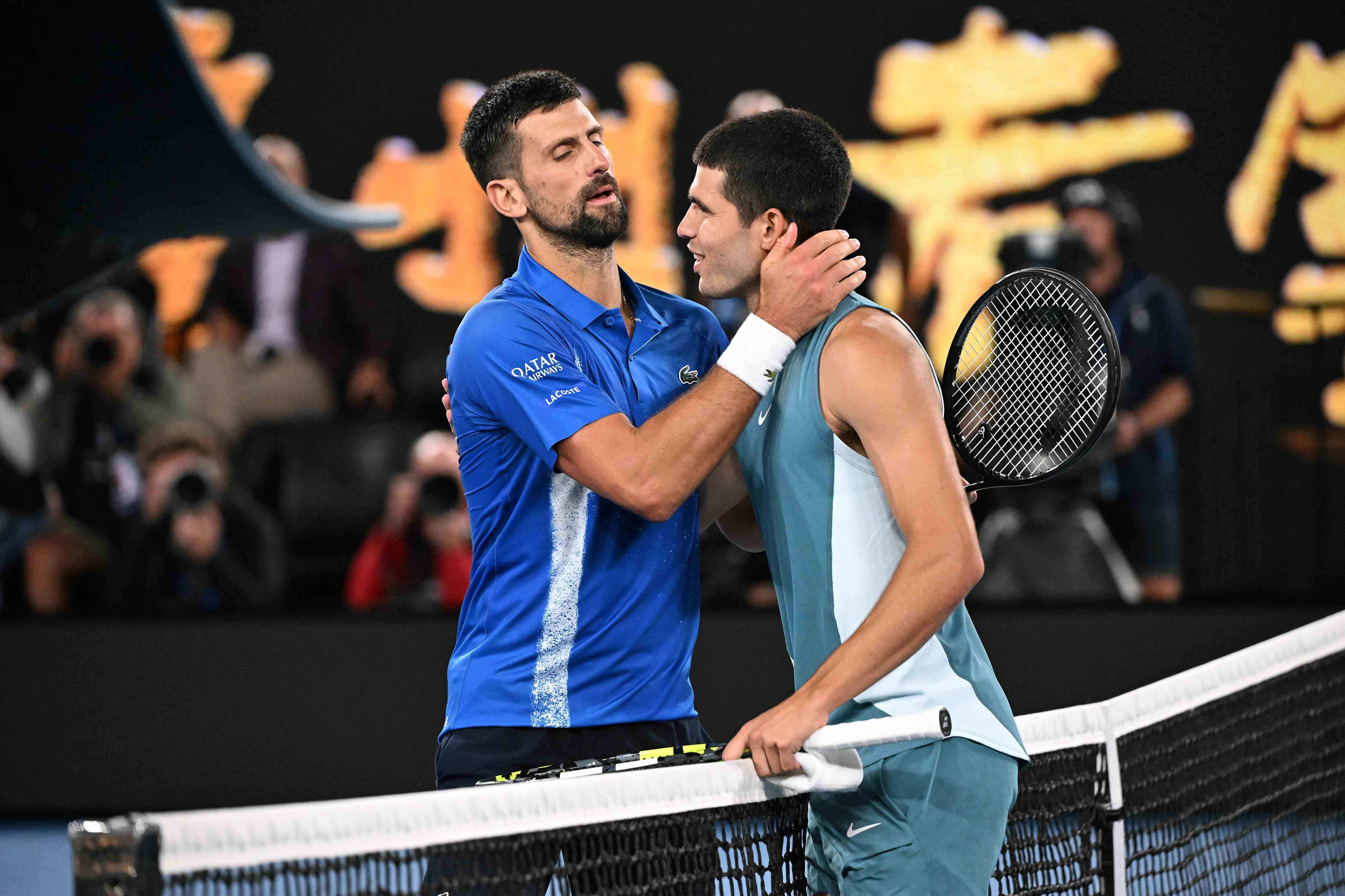 Djokovic echa mano a su veteranía para superar a Alcaraz y meterse en semis de Australia