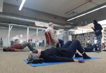 Ofrecen yoga para personas con discapacidad visual en Biblioteca Juan José Arreola