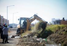 Autoridades municipales intervienen entrada al Fraccionamiento del Carmen para desahogar charco