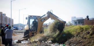 Autoridades municipales intervienen entrada al Fraccionamiento del Carmen para desahogar charco