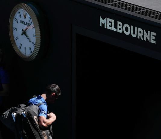 Djokovic se despide de Australia entre abucheos, Zverev y Sinner jugarán la final