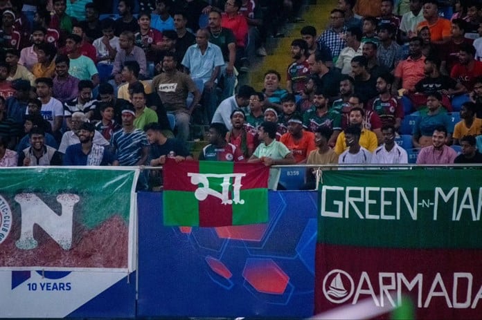 Hinchas del campeón de la liga india desenvuelven una pancarta para la historia del fútbol