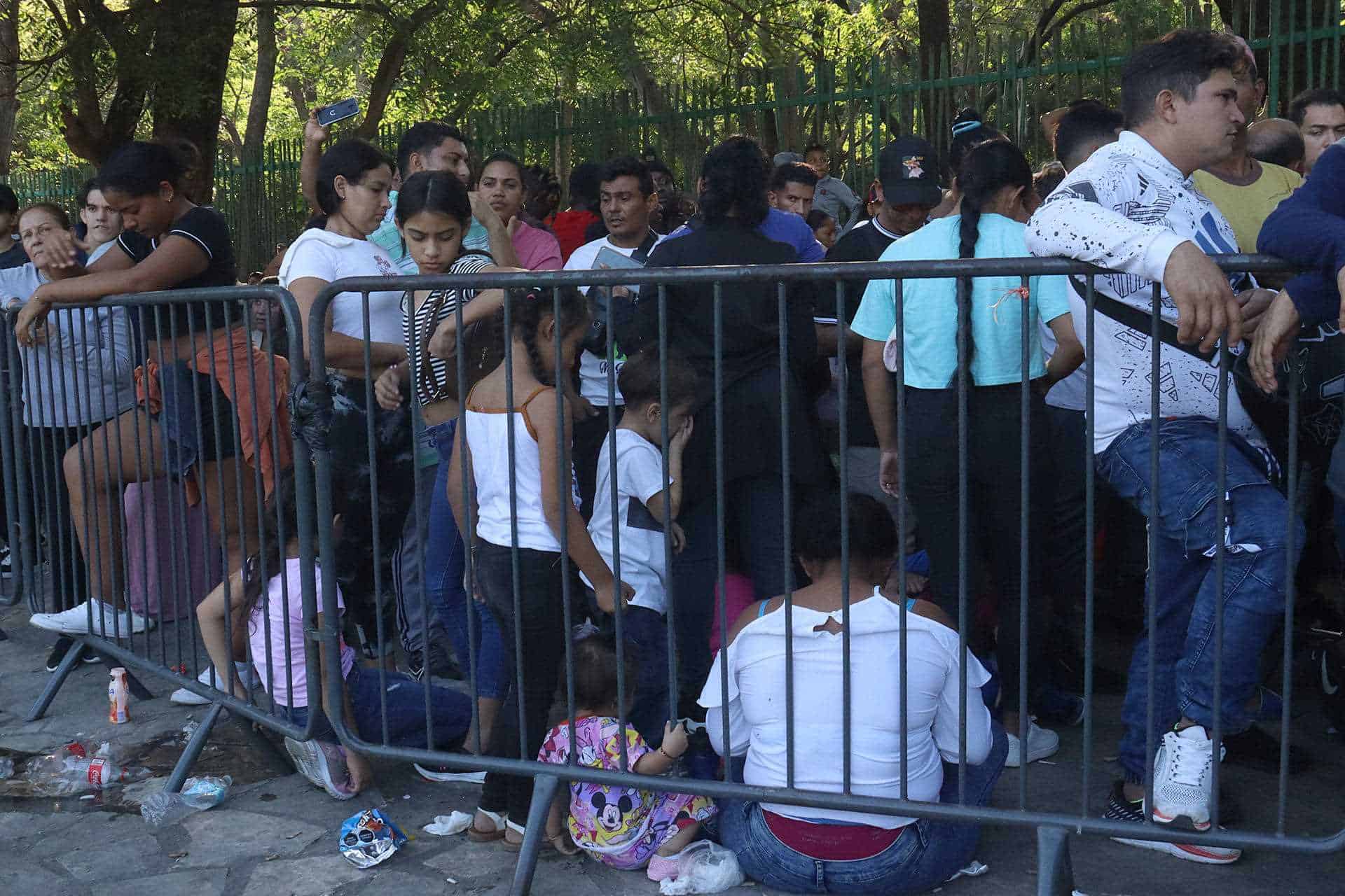 Migrantes saturan oficinas de asilo en la frontera sur de México tras medidas de Trump