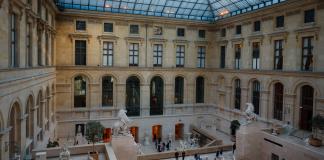 El museo del Louvre espera anuncios de Macron sobre su futuro tras alarmante nota