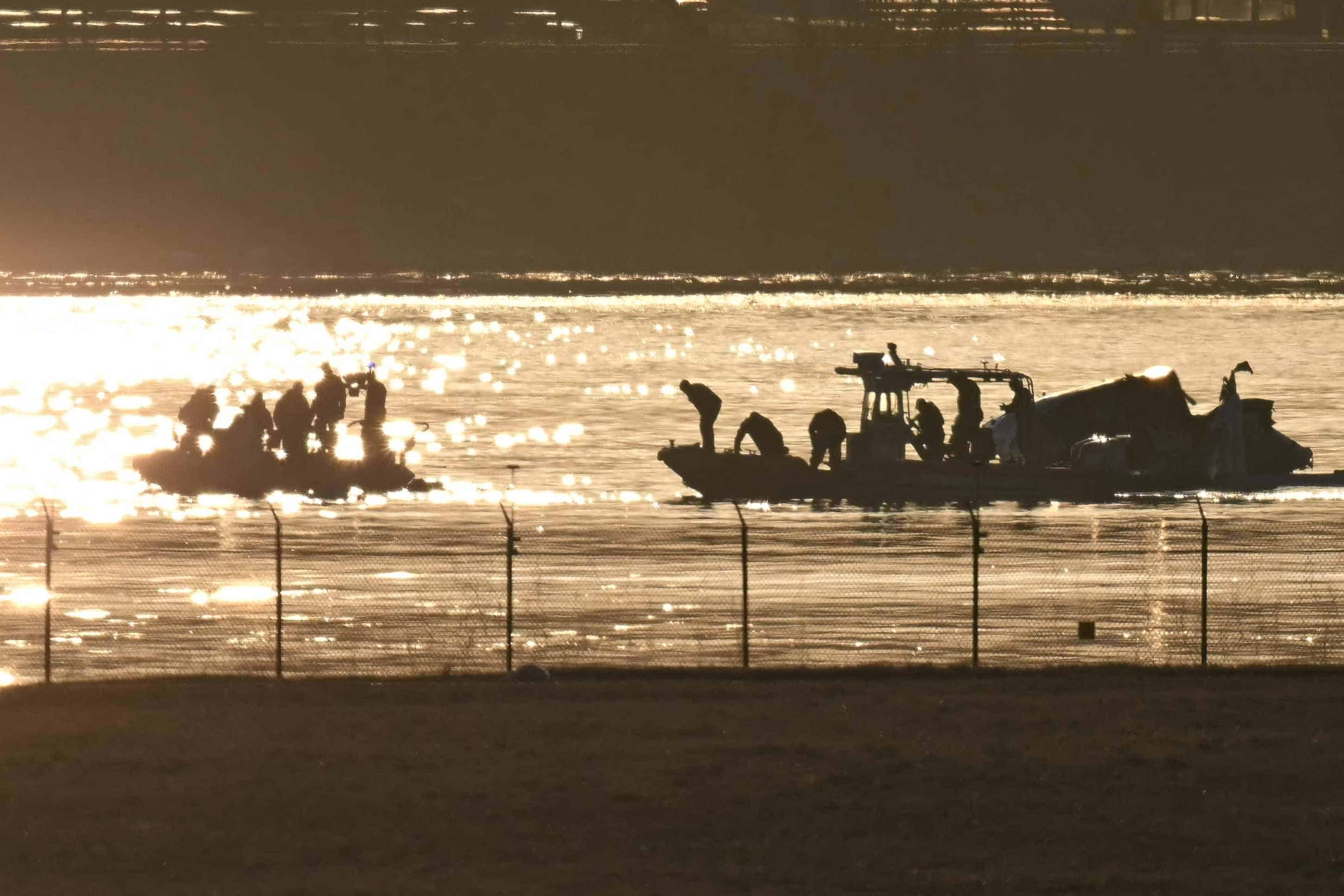 Descartan sobrevivientes del choque aéreo cerca de Washington