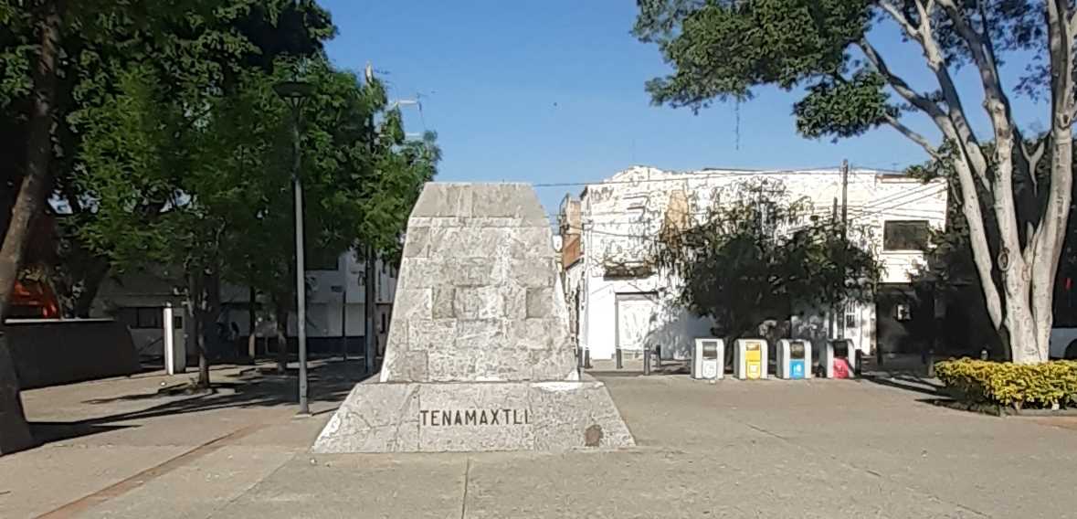 Piden arreglar la escultura en bronce de Cuauhtémoc y restituir a Tenamaxtli, en Analco