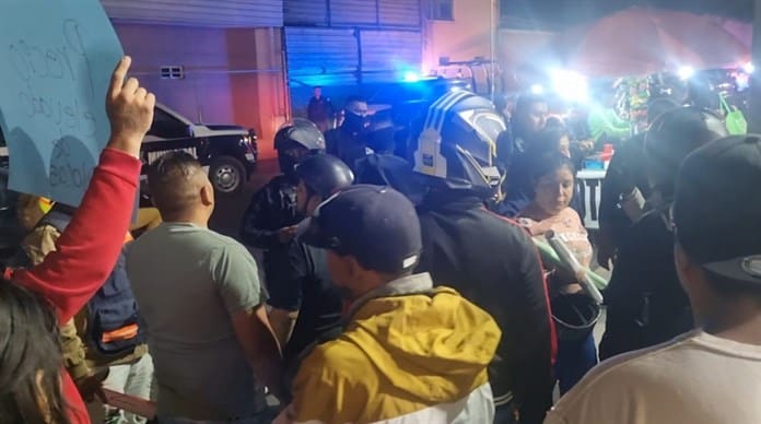 Grupo de ciudadanos se manifiestan y cierran el paso vehicular del boulevard Félix Ramírez Rentería