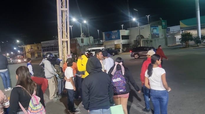 Grupo de ciudadanos se manifiestan y cierran el paso vehicular del boulevard Félix Ramírez Rentería