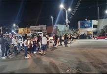 Grupo de ciudadanos se manifiestan y cierran el paso vehicular del boulevard Félix Ramírez Rentería