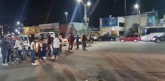 Grupo de ciudadanos se manifiestan y cierran el paso vehicular del boulevard Félix Ramírez Rentería