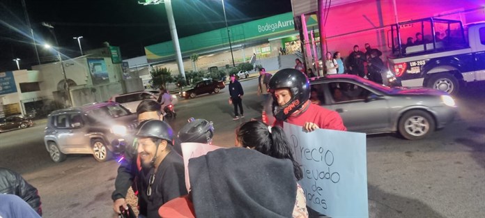 Grupo de ciudadanos se manifiestan y cierran el paso vehicular del boulevard Félix Ramírez Rentería