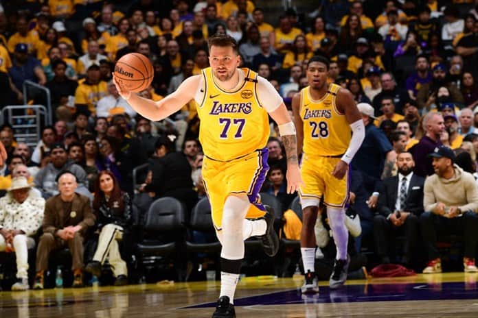 Doncic pone a soñar a los Lakers en su debut en Los Ángeles