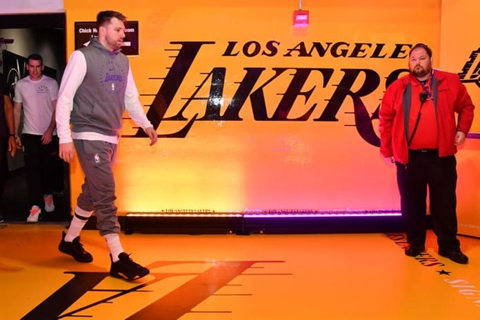 Doncic pone a soñar a los Lakers en su debut en Los Ángeles